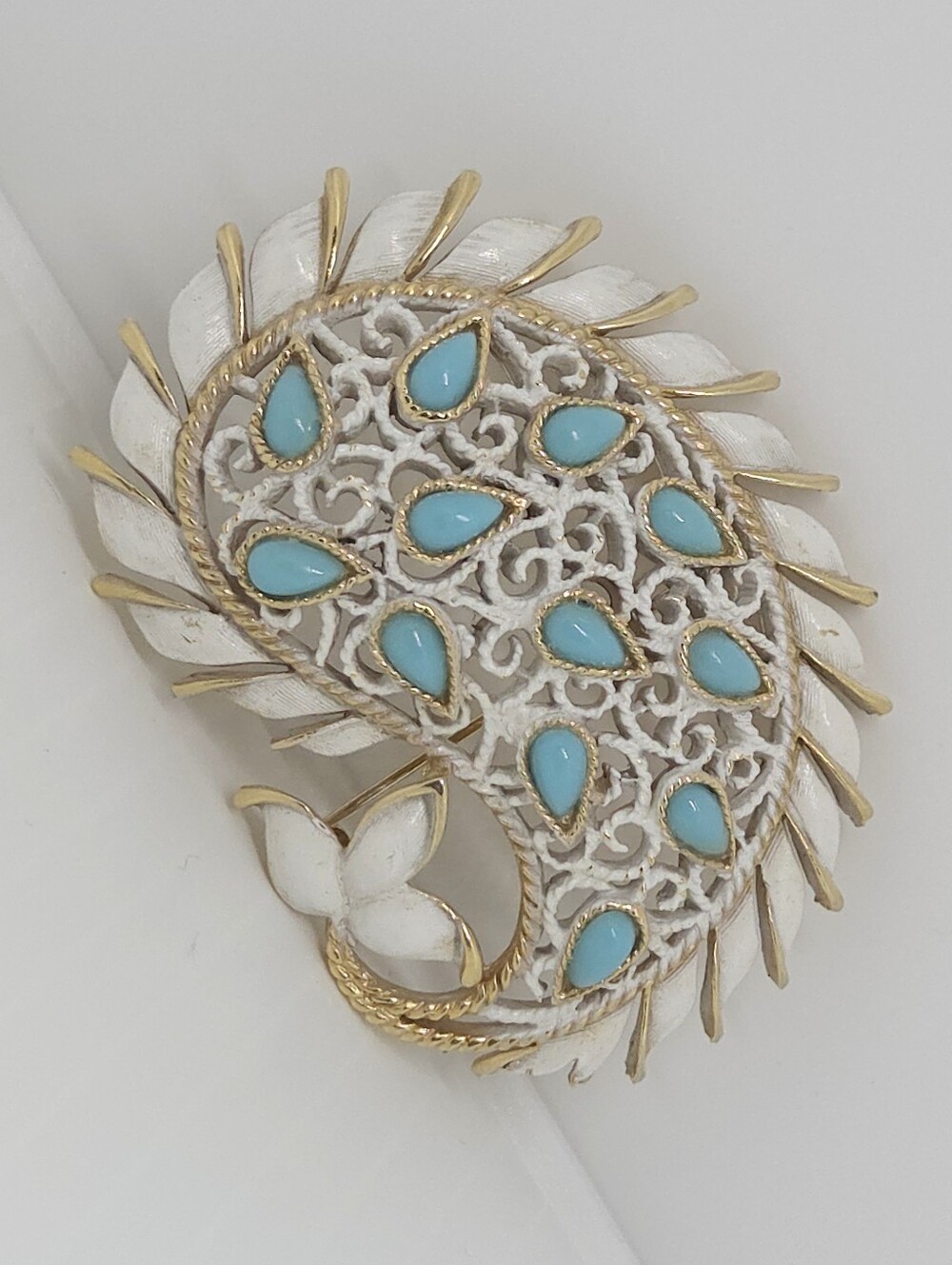 * Vintage Crown Trifari White Enamel Faux Turquoise Paisley Leaf Pin Brooch